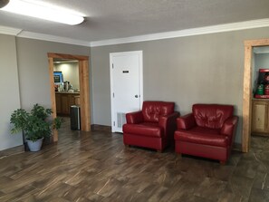 Lobby sitting area - Rodeway Inn Vicksburg (Vicksburg)