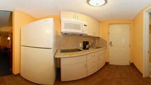 Standard Room, 1 King Bed, Non Smoking | Private kitchen