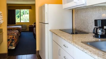 Rom – standard, 2 dobbeltsenger, ikke-røyk | Skrivebord, blendingsgardiner, lydisolert og strykejern/-brett