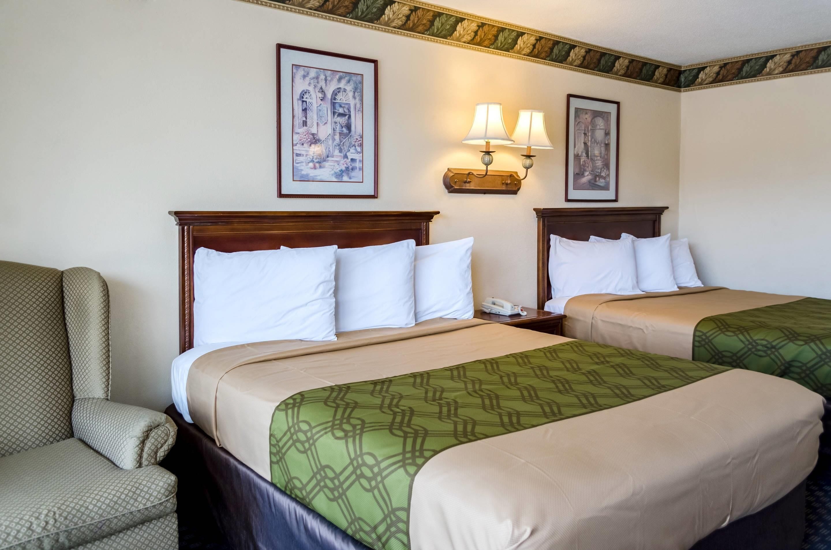 Standard-huone, 2 keskisuurta parisänkyä, tupakointi kielletty | Työpöytä, pimennysverhot, äänieristys, silitysrauta/-lauta