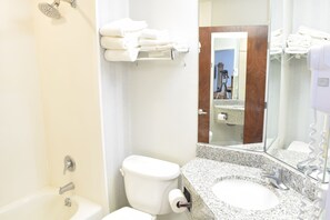 وحدات دش مع أحواض استحمام، مستلزمات مجانية للعناية الشخصية، مجففات شعر