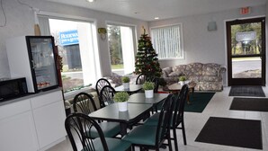 Un comedor con un árbol de Navidad, un sofá y vistas al exterior.