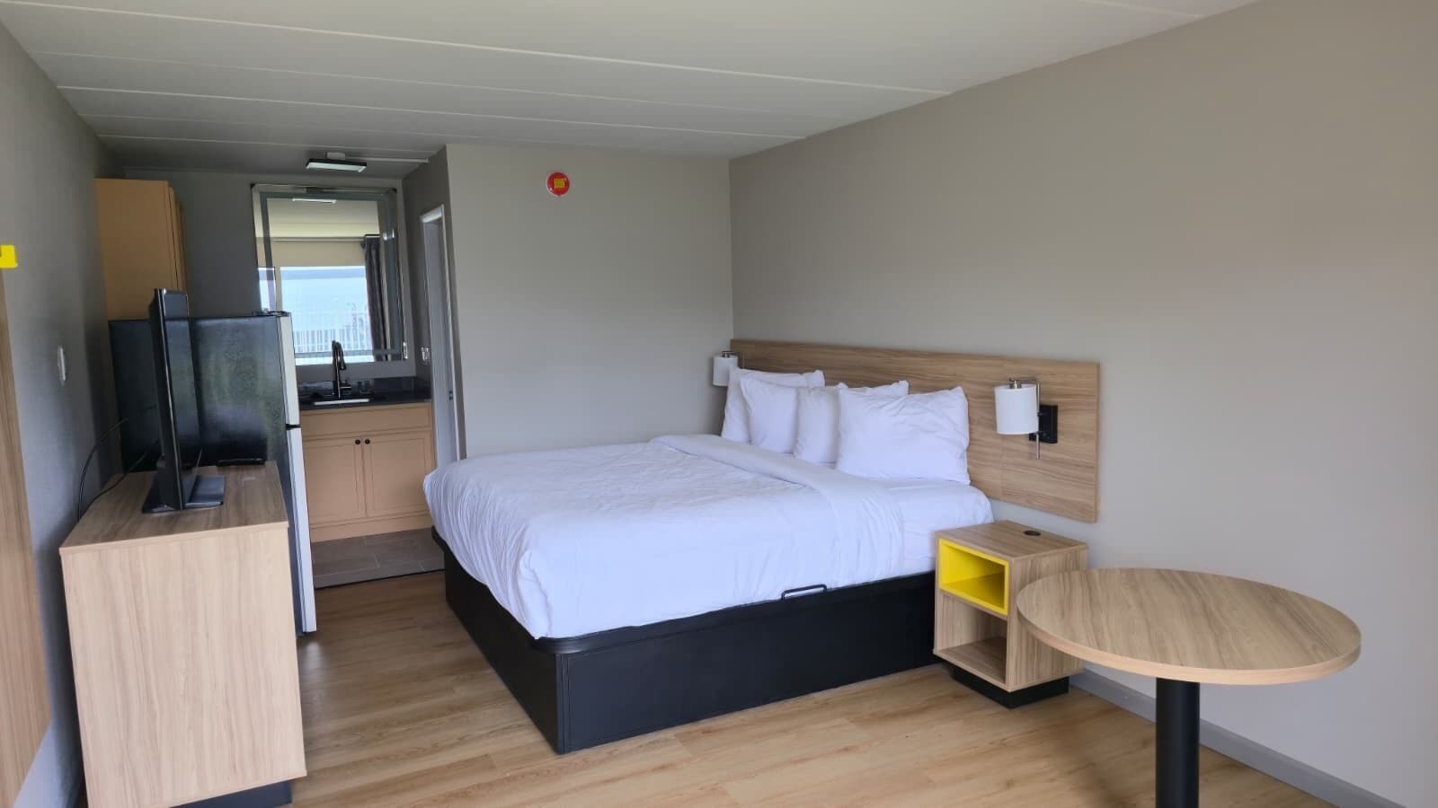 Standard Room, 1 King Bed | Free WiFi, bed sheets, alarm clocks