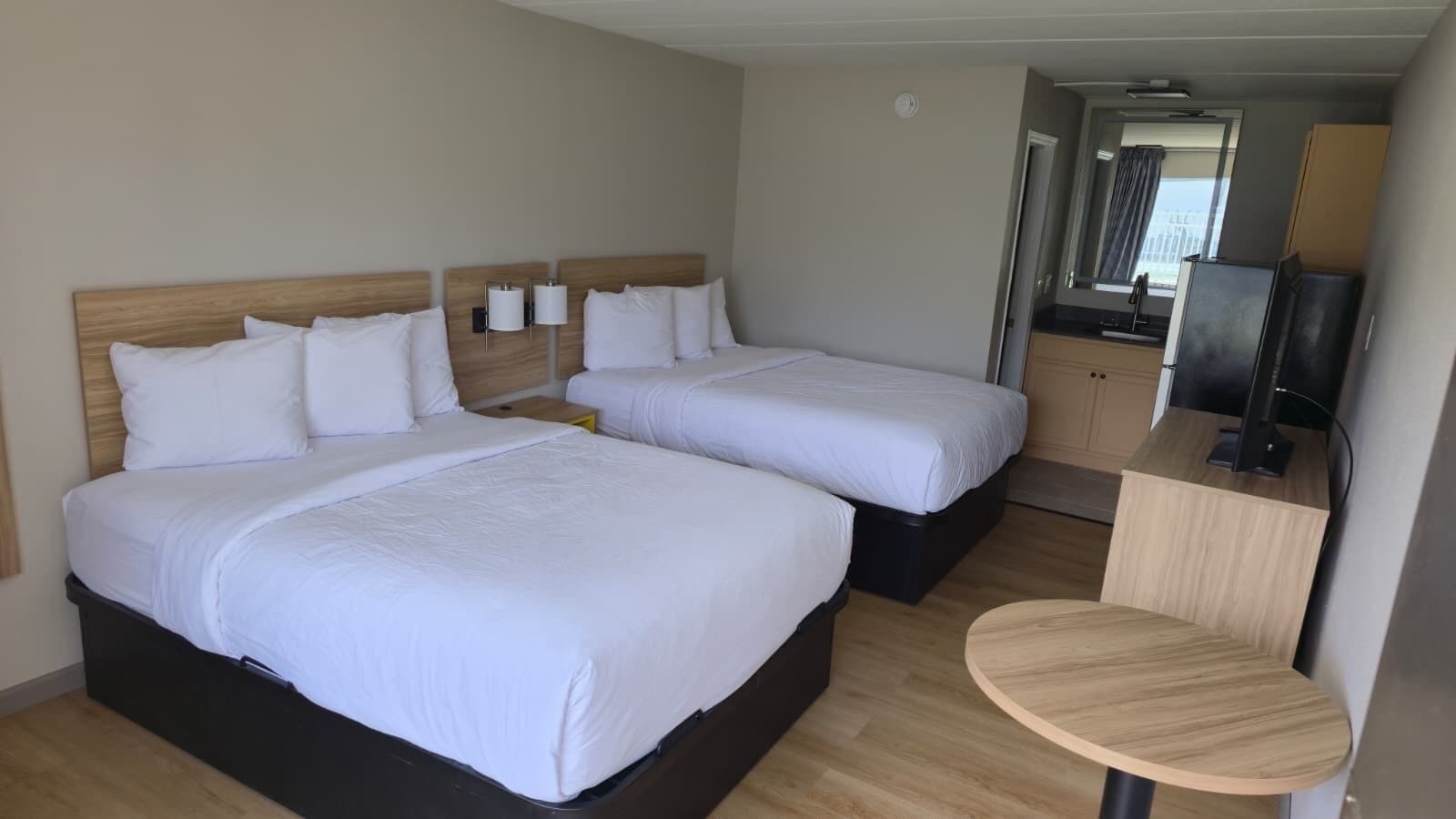 Quarto casal, 2 camas de casal | Wi-Fi de cortesia, roupa de cama, despertadores