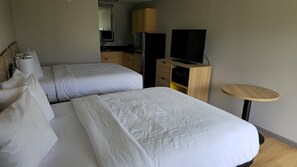 Chambre double, 2 lits doubles | Accès au Wi-Fi (inclus), literie fournie, réveille-matin