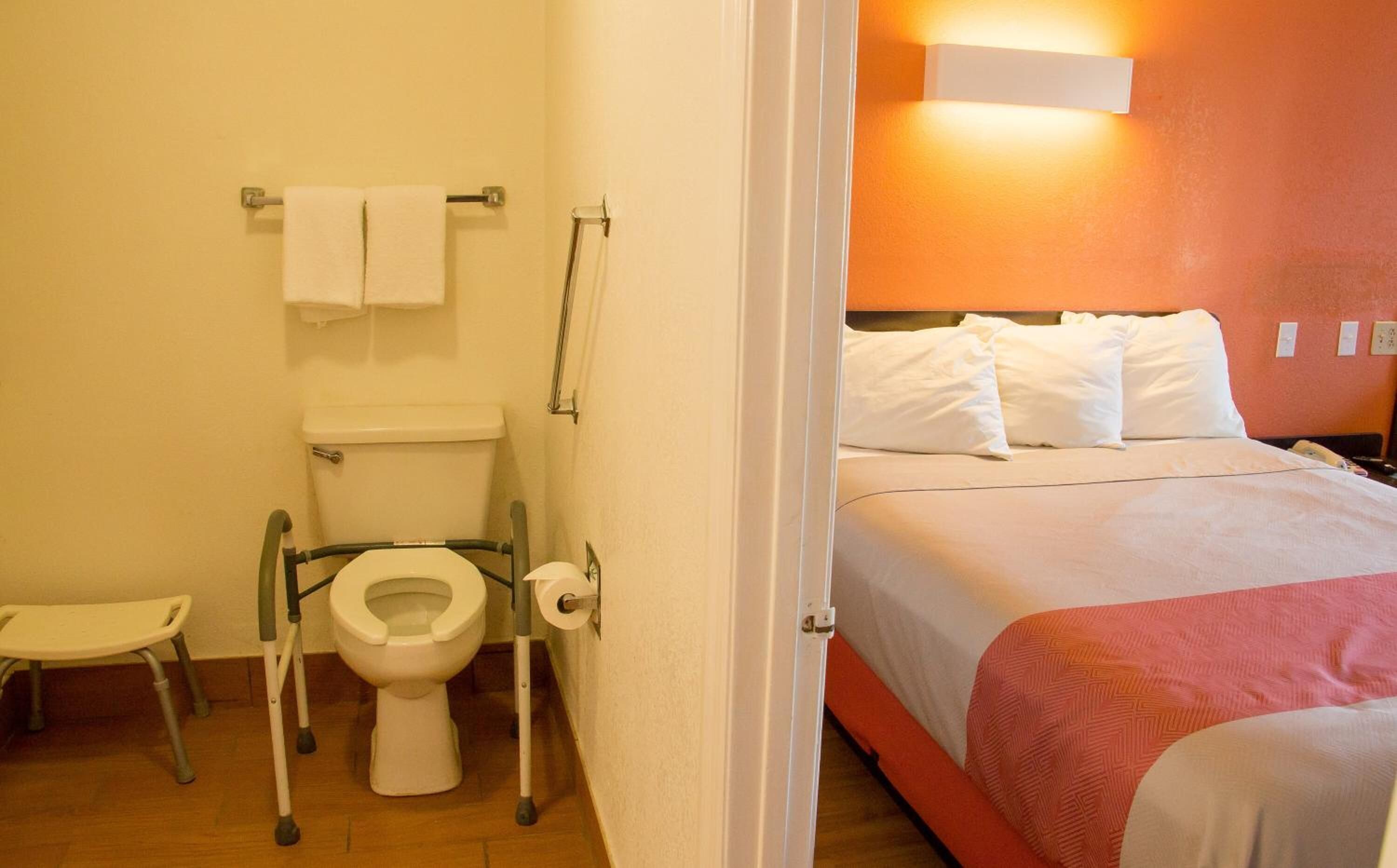 Cortinas blackout, wifi gratis y ropa de cama 