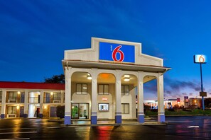 Front of property - evening/night - Motel 6 Cookeville, TN (Cookeville)