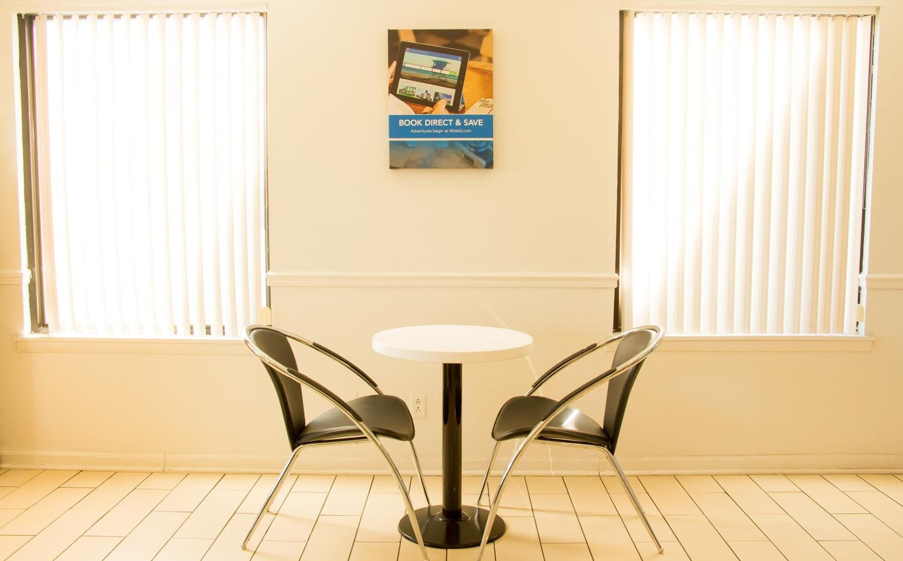 迷你冰箱、微波炉