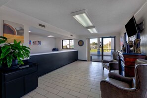 Lobby sitting area - Motel 6 Cookeville, TN (Cookeville)