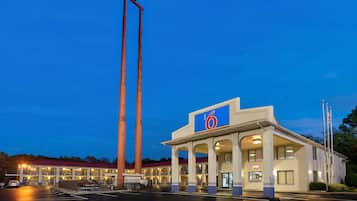 Voorkant accommodatie - avond/nacht