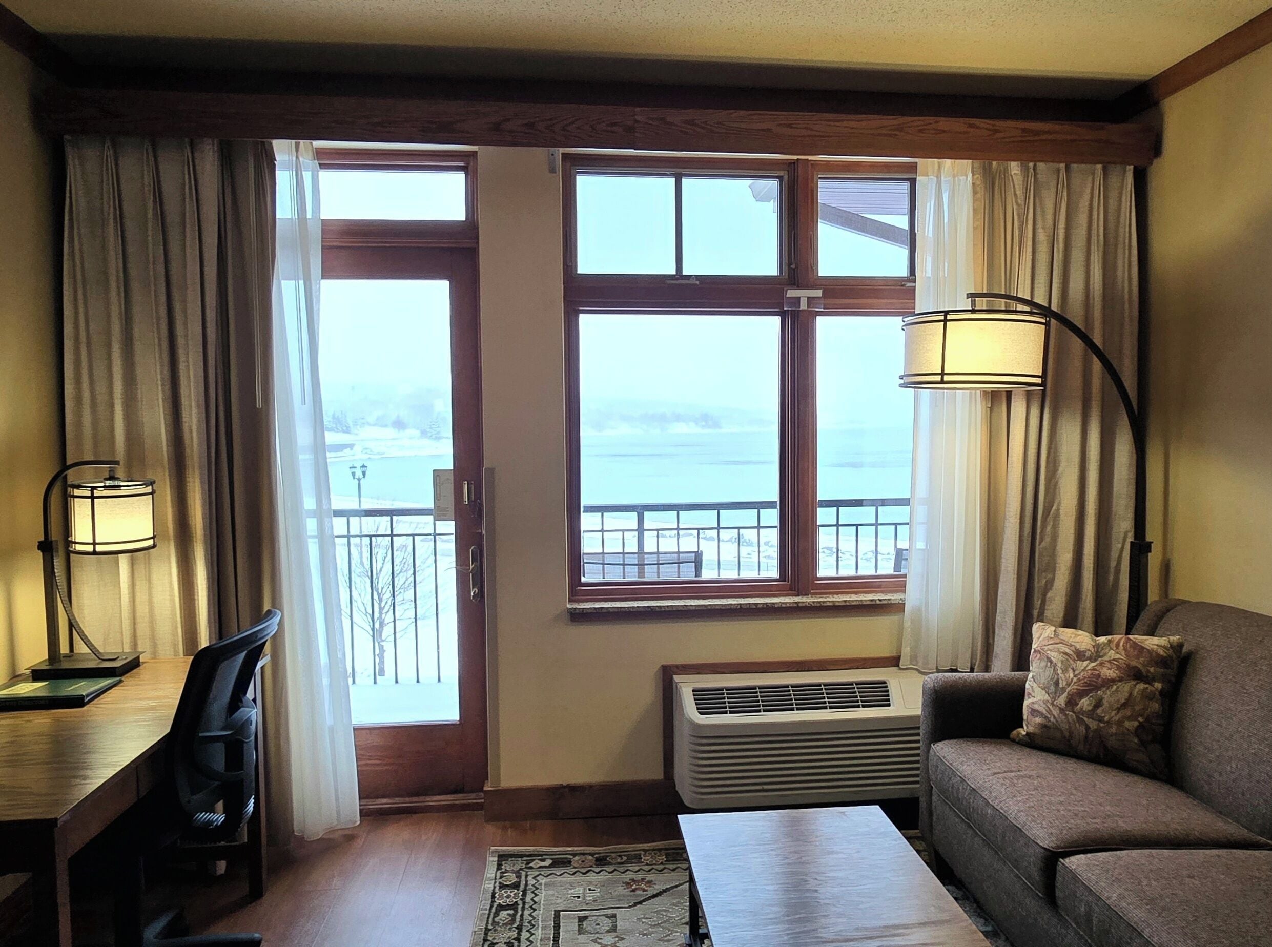 Chambre, 1 très grand lit, vue lac
