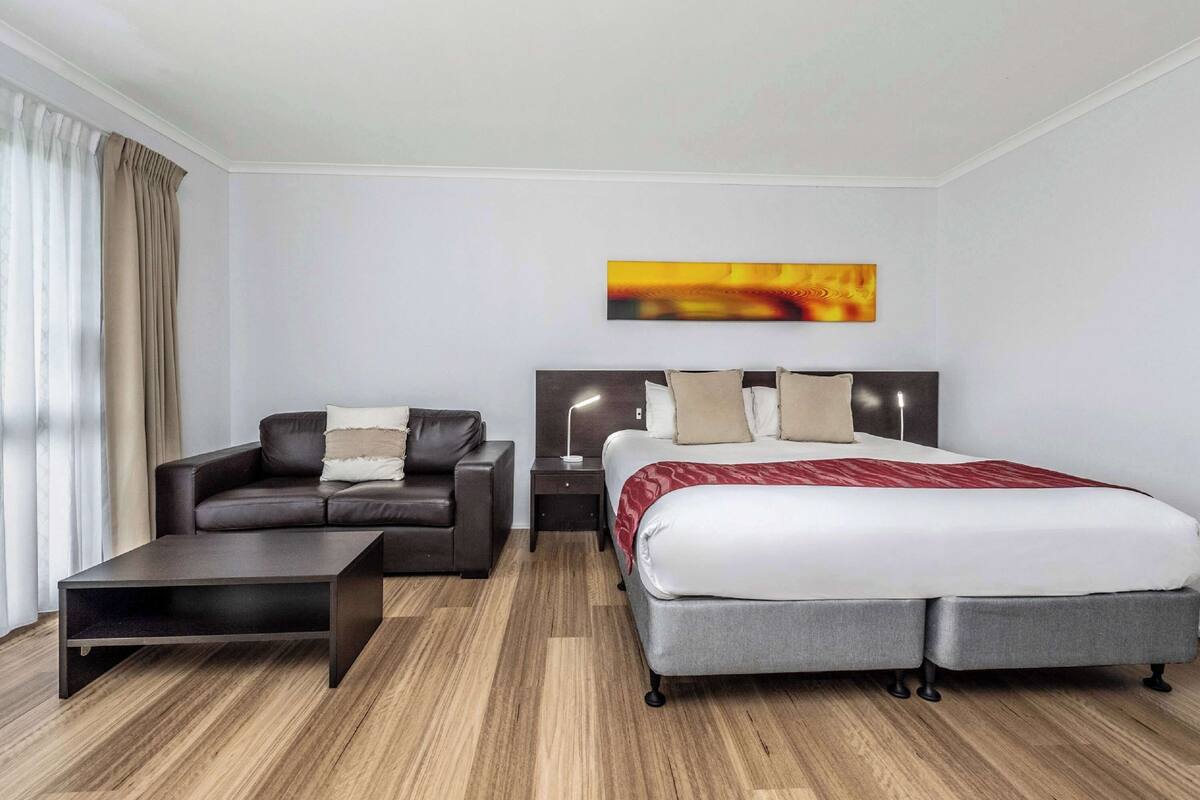 deluxe room, 1 king bed | premium bedding, in-room safe, blackout curtains, iron/ironing board