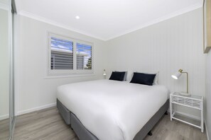 Premium bedding, in-room safe, blackout drapes, iron/ironing board - Mercure Townsville (Currajong)