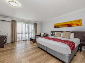 Deluxe Room, 1 King Bed | Premium bedding, in-room safe, blackout drapes, iron/ironing board - Mercure Townsville (Currajong)