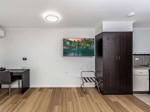 Premium bedding, in-room safe, blackout drapes, iron/ironing board - Mercure Townsville (Currajong)