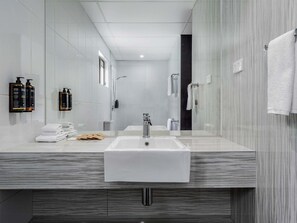 Premium-Zimmer, 1 King-Bett | Hochwertige Bettwaren, Zimmersafe, Verdunkelungsvorhänge