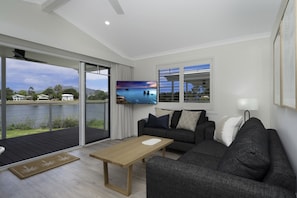 Bungalow Deluxe, 2 habitaciones | Área de sala de estar | Televisión de pantalla plana y películas con cargo