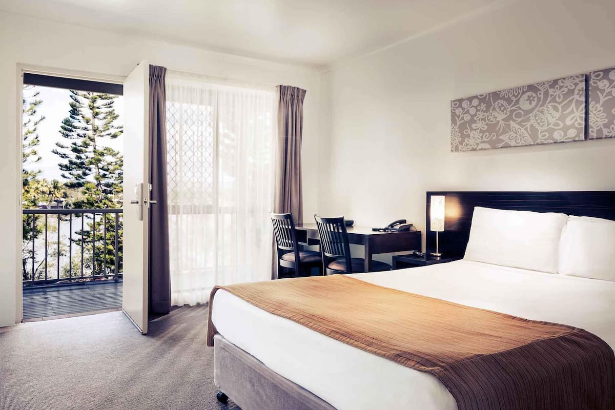 standard room, 1 queen bed | premium bedding, in-room safe, blackout curtains, iron/ironing board
