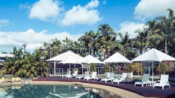 Utomhuspool, parasoller och solstolar