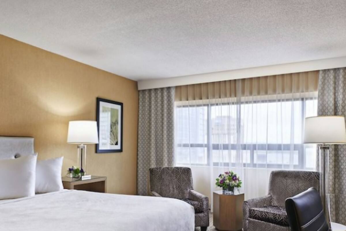 deluxe room (king) | premium bedding, down duvets, pillow-top beds, in-room safe