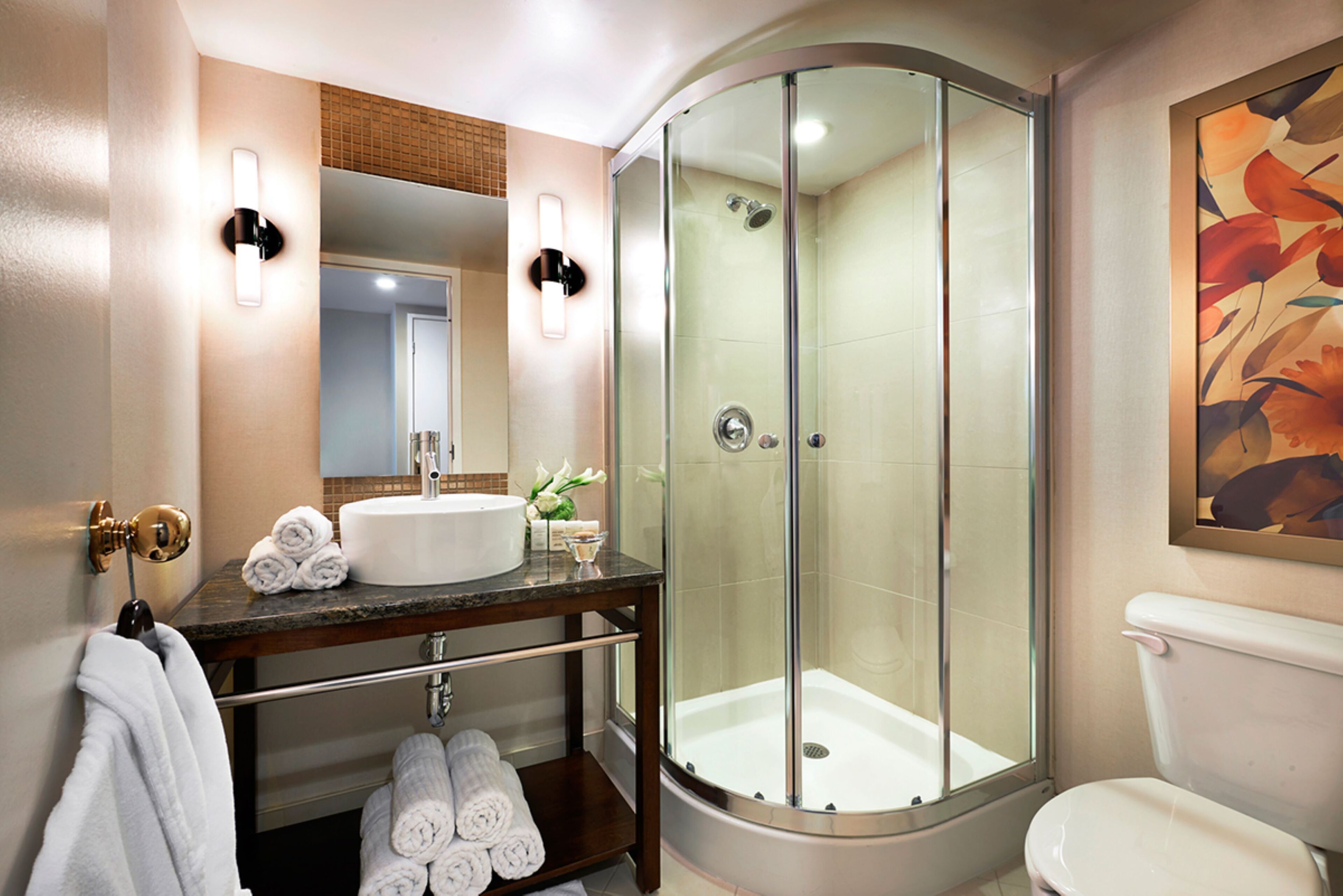 deluxe suite, 1 king bed (king) | bathroom | combined shower/bathtub, eco-friendly toiletries, hair dryer, towels