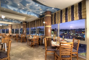 5 restaurants; breakfast, lunch, and dinner served