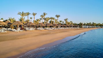 Sulla spiaggia, lettini da mare, ombrelloni, teli da spiaggia