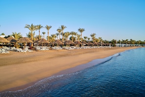 On the beach, sun-loungers, beach umbrellas, beach towels - Maritim Jolie Ville Resort & Casino Sharm El Sheikh (Sharm El Sheikh)
