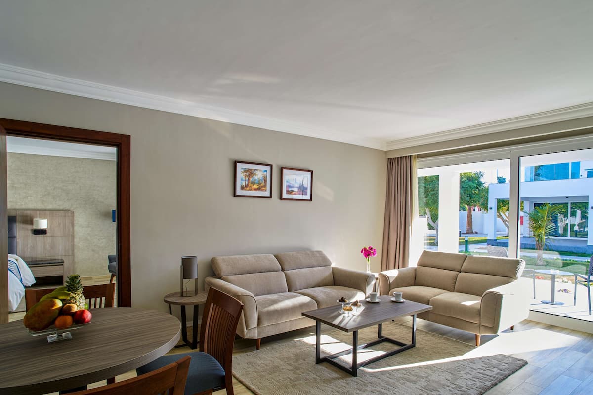 Executive Suite | 1 bedroom, premium bedding, minibar, in-room safe
