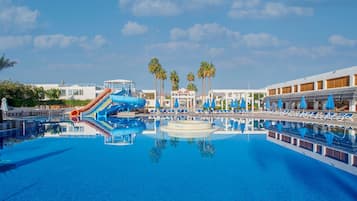 2 piscines extérieures, chaises longues