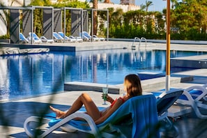 2 outdoor pools, pool loungers