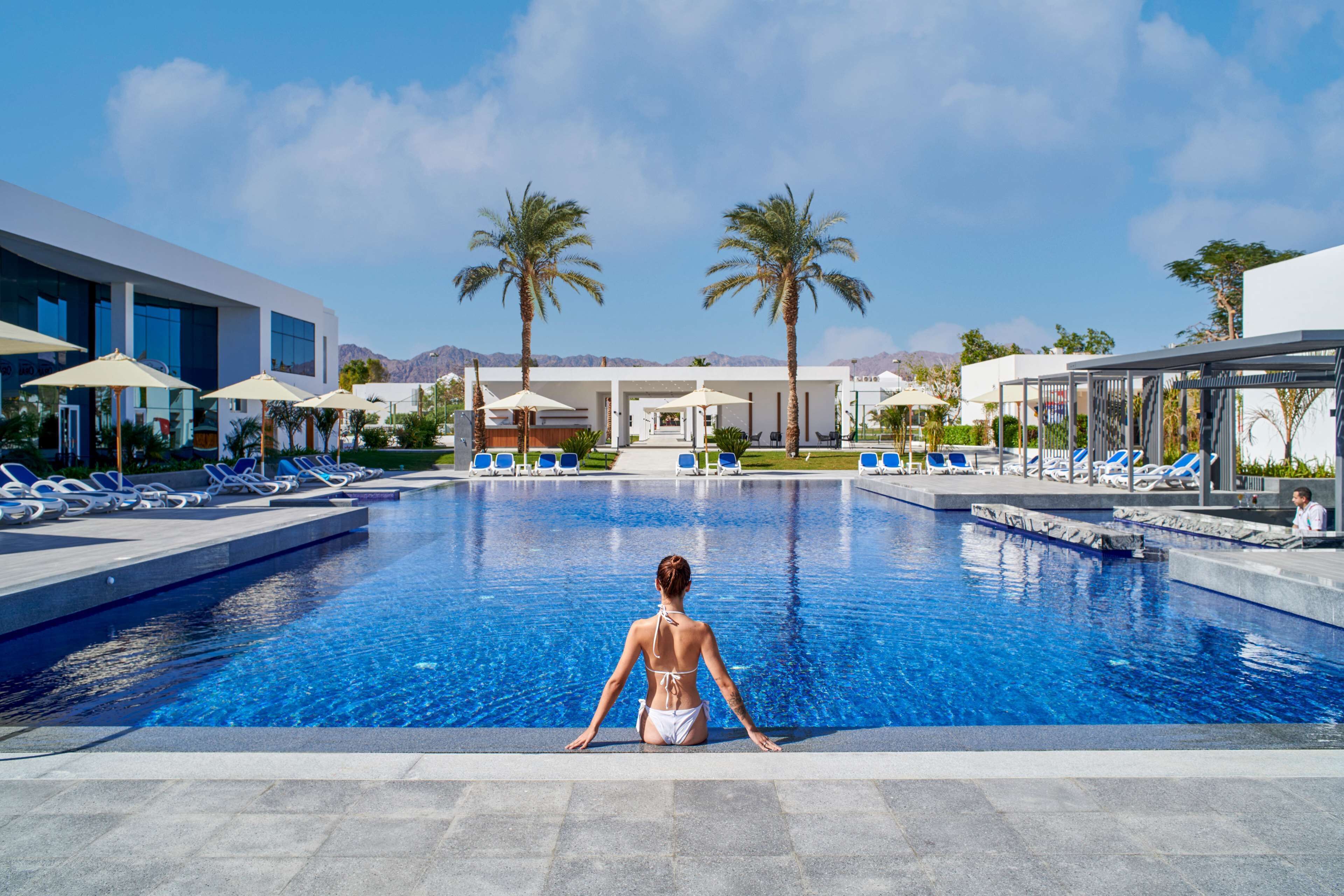 2 outdoor pools, pool loungers