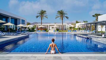 2 outdoor pools, pool loungers