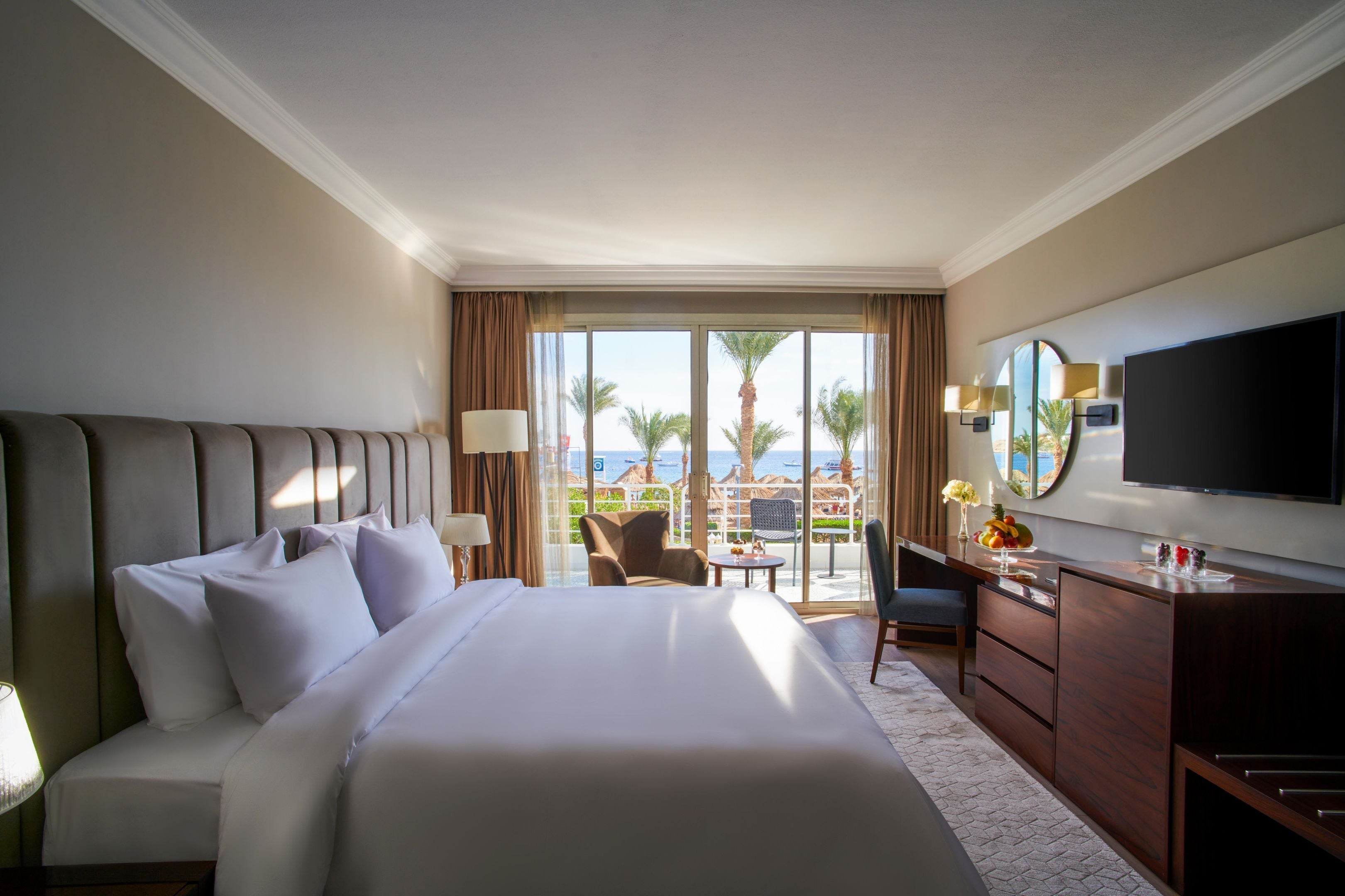 Hochwertige Bettwaren, Minibar, Zimmersafe, Schreibtisch