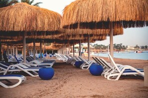 Private beach, sun-loungers, beach umbrellas, beach towels - Maritim Jolie Ville Resort & Casino Sharm El Sheikh (Sharm El Sheikh)