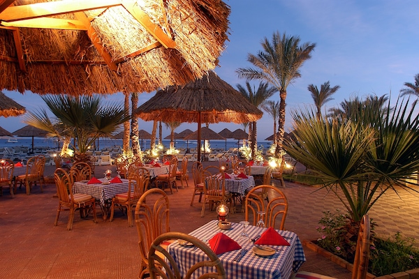 3 restaurants; ze serveren er ontbijt, lunch en diner