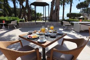 Poolside bar - Hotel Son Caliu Spa Oasis Superior (Calvia)