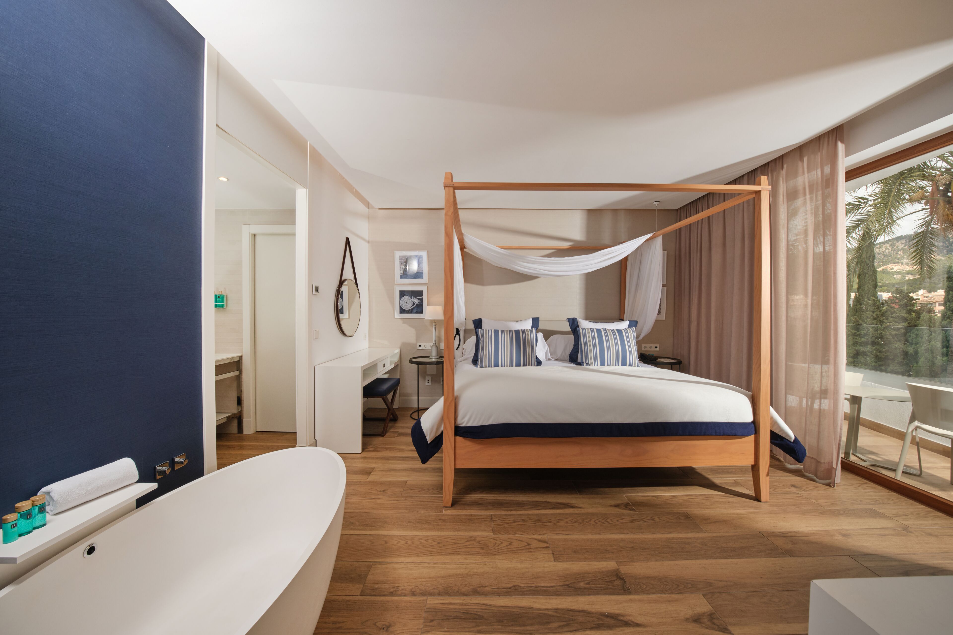 Suíte, sacada, vista para o mar (VIP Lounge Included) | Edredons de pluma, frigobar, individualmente decorados