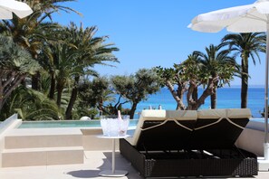 Piscine couverte, piscine extérieure, parasols de plage, chaises longues