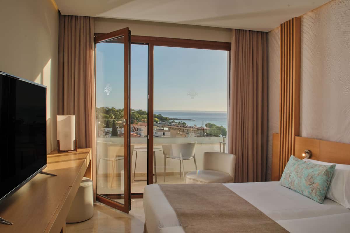 superior double room, balcony, partial sea view (newly refurbished) | 1 bedroom, down duvets, minibar, individually decorated