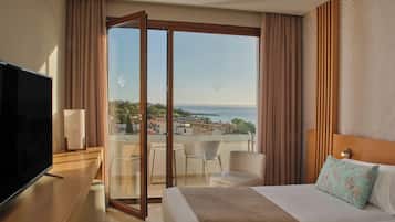 Chambre Double Supérieure, balcon, vue partielle sur la mer (Newly Refurbished) | 1 chambre, couette en duvet d'oie, minibar, décoration personnalisée