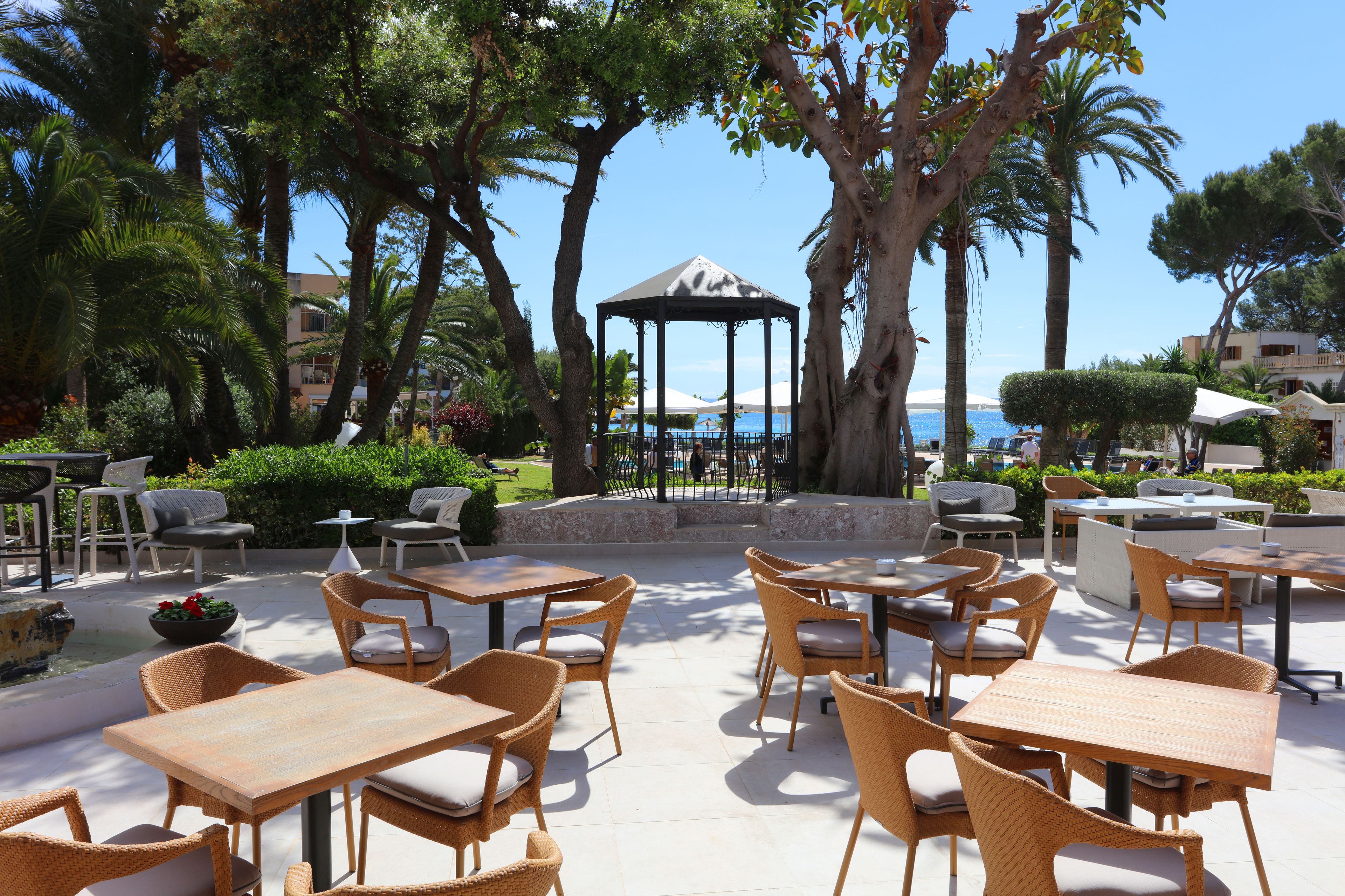 Breakfast, dinner served; Mediterranean cuisine, garden views 