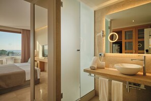 ห้องซูพีเรียดับเบิล, ระเบียง, เห็นวิวทะเลบางส่วน (Newly Refurbished) | ผ้านวมขนเป็ด, มินิบาร์, ห้องพักตกแต่งอย่างมีเอกลักษณ์