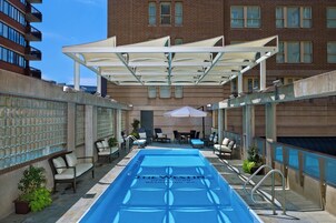Una piscina al aire libre de temporada