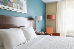 أغطية فراش متميزة وأسرّة بطبقة علوية مريحة وخزنة داخل الغرفة ومكتب