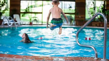 Piscine couverte, chaises longues