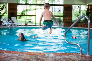 Indoor pool, sun loungers