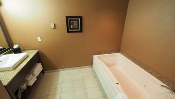 Combined shower/tub, hair dryer, towels