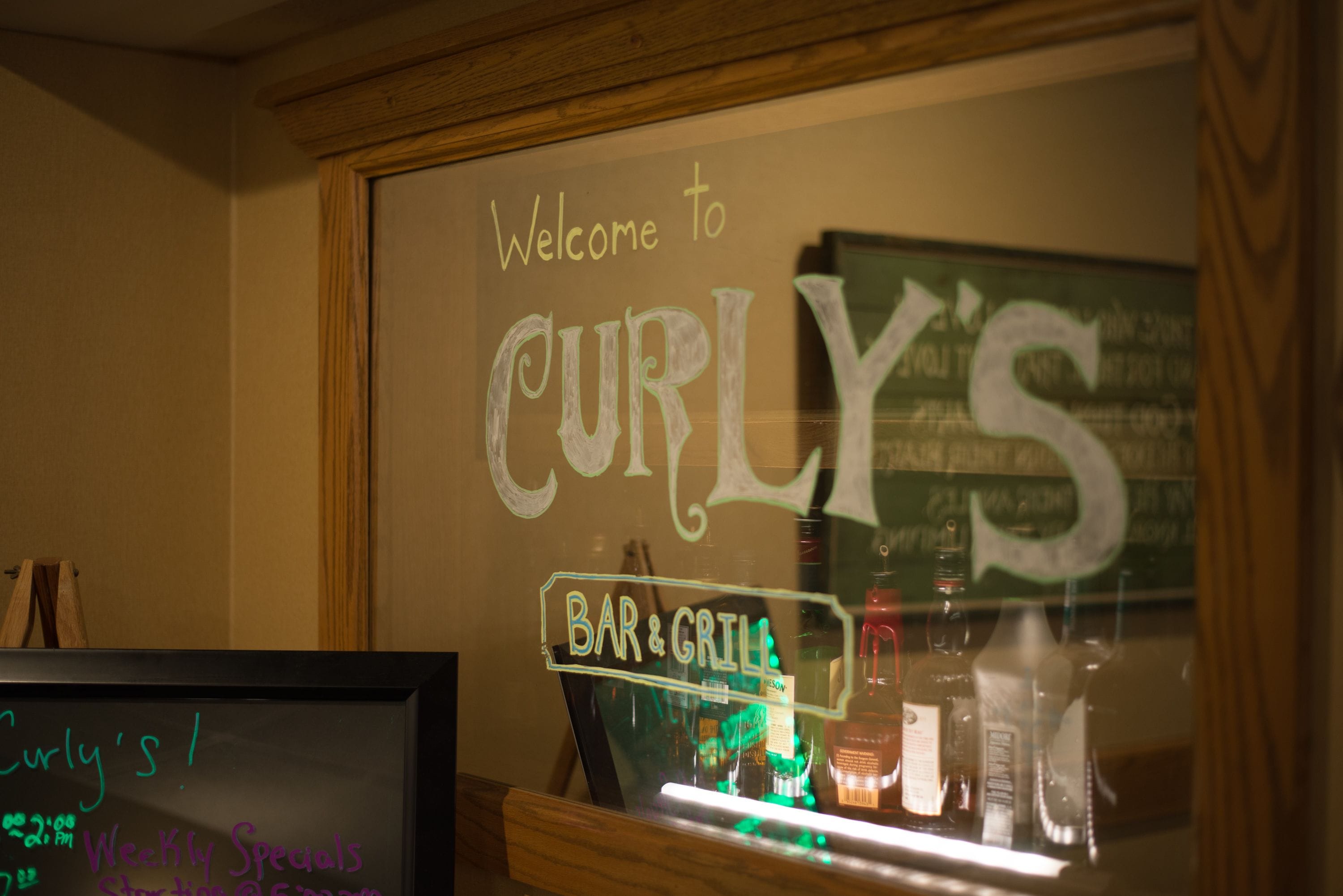 serves lunch, dinner and happy hour