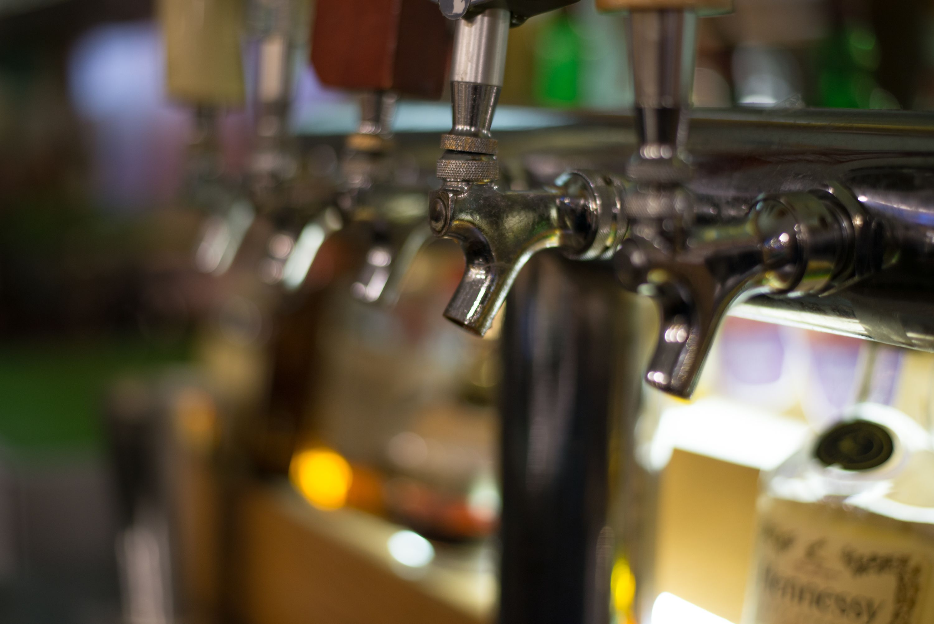 Een close-up van een biertappinstallatie met een label waarop staat 'Pabst Blue Ribbon'.